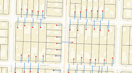  Un sencillo mapa de barrio con los datos de los servicios de agua marcados en azul y rojo
