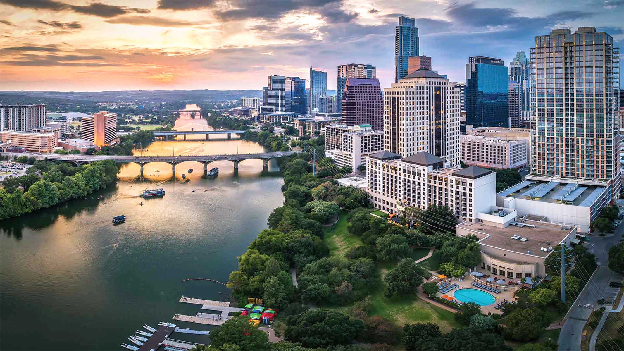 Vista aérea del horizonte de Austin, Texas, al atardecer.